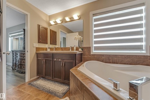 5156 2 Avenue Sw, Edmonton, AB - Indoor Photo Showing Bathroom