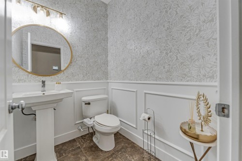 5156 2 Avenue Sw, Edmonton, AB - Indoor Photo Showing Bathroom