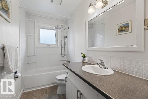 3824 114 Avenue Nw, Edmonton, AB - Indoor Photo Showing Bathroom