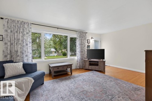 3824 114 Avenue Nw, Edmonton, AB - Indoor Photo Showing Living Room
