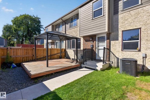 Rear deck with a permanent overhead structure, gravel landscaping, and wood privacy fencing - 23 Willowdale Place Nw, Edmonton, AB 