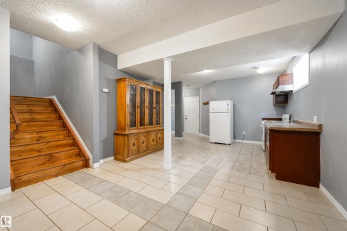 5911 166 Avenue Nw, Edmonton, AB 