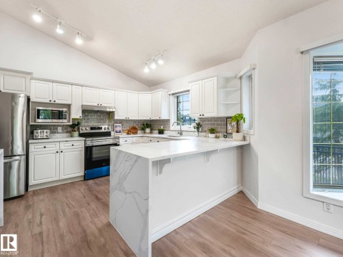 1217 115A Street Nw, Edmonton, AB - Indoor Photo Showing Kitchen