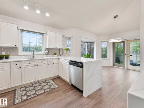 1217 115A Street Nw, Edmonton, AB - Indoor Photo Showing Kitchen
