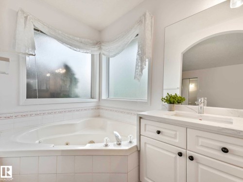 1217 115A Street Nw, Edmonton, AB - Indoor Photo Showing Bathroom