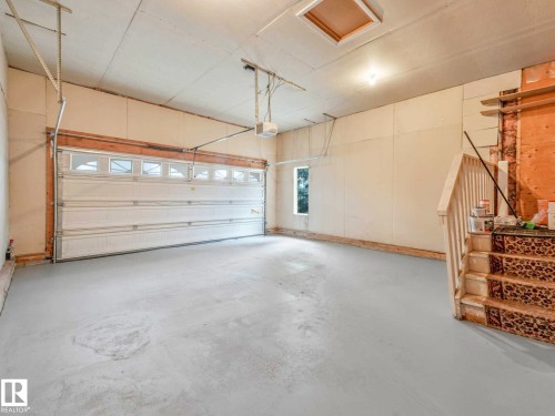 1217 115A Street Nw, Edmonton, AB - Indoor Photo Showing Garage