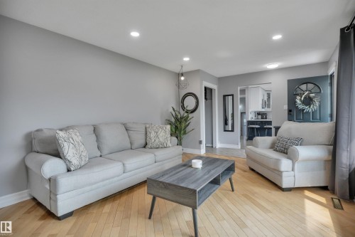 5112 43 Avenue, Leduc, AB - Indoor Photo Showing Living Room