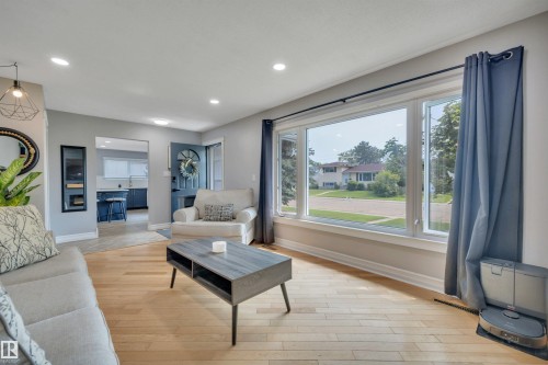 5112 43 Avenue, Leduc, AB - Indoor Photo Showing Living Room