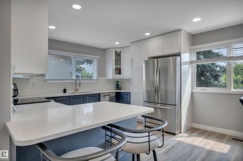 5112 43 Avenue, Leduc, AB - Indoor Photo Showing Kitchen