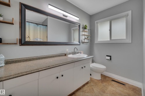 5112 43 Avenue, Leduc, AB - Indoor Photo Showing Bathroom