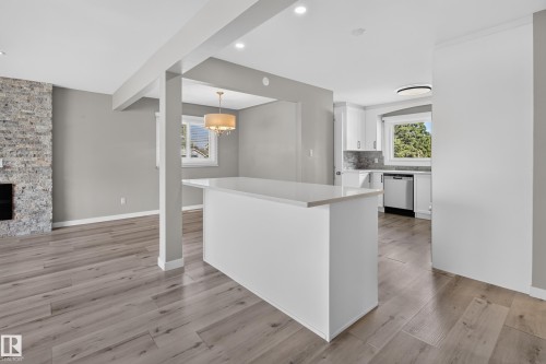 7108 90 Avenue Nw, Edmonton, AB - Indoor