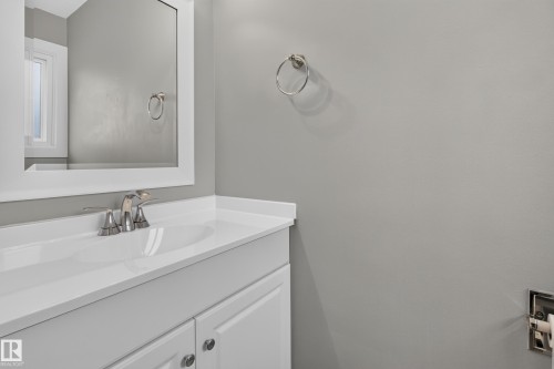 7108 90 Avenue Nw, Edmonton, AB - Indoor Photo Showing Bathroom