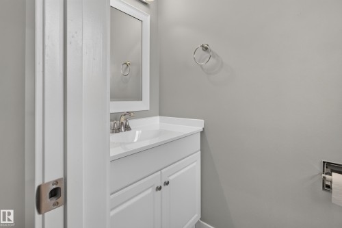 7108 90 Avenue Nw, Edmonton, AB - Indoor Photo Showing Bathroom