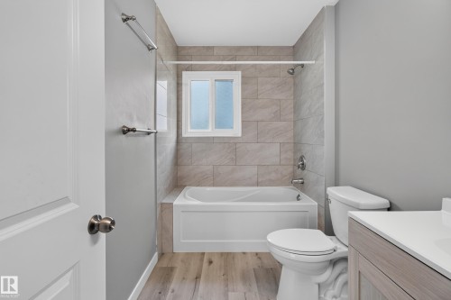 7108 90 Avenue Nw, Edmonton, AB - Indoor Photo Showing Bathroom
