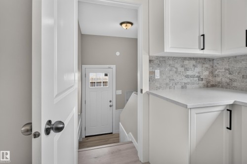7108 90 Avenue Nw, Edmonton, AB - Indoor