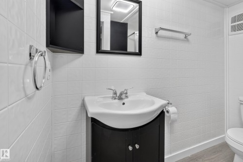7108 90 Avenue Nw, Edmonton, AB - Indoor Photo Showing Bathroom