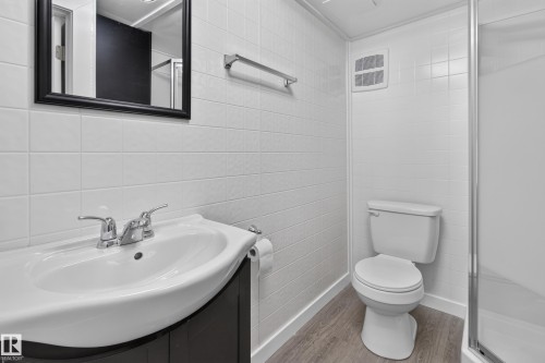 7108 90 Avenue Nw, Edmonton, AB - Indoor Photo Showing Bathroom