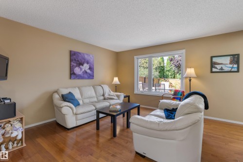 118 Naples Way, St. Albert, AB - Indoor Photo Showing Living Room