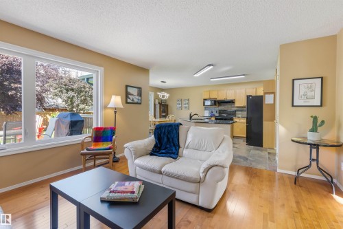 118 Naples Way, St. Albert, AB - Indoor Photo Showing Living Room