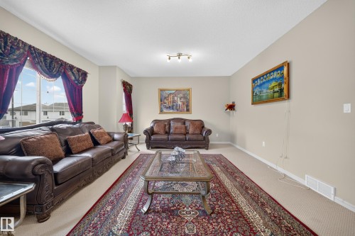 Neutral-toned walls complement plush carpeting - 2518 33A Avenue Nw, Edmonton, AB - Indoor Photo Showing Living Room