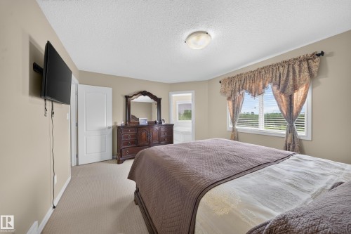 Recessed lighting with a built-in window, and carpeted flooring - 2518 33A Avenue Nw, Edmonton, AB - Indoor Photo Showing Bedroom