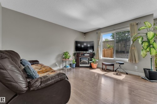 #24 655 Tamarack Rd Nw, Edmonton, AB - Indoor Photo Showing Living Room