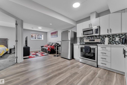 7245 Chivers Place Sw, Edmonton, AB - Indoor Photo Showing Kitchen