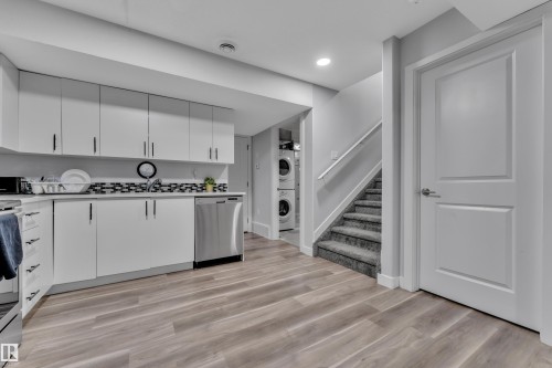 7245 Chivers Place Sw, Edmonton, AB - Indoor Photo Showing Kitchen