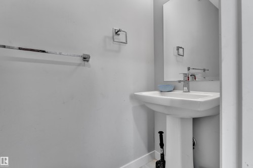 7245 Chivers Place Sw, Edmonton, AB - Indoor Photo Showing Bathroom