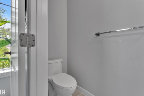 7245 Chivers Place Sw, Edmonton, AB - Indoor Photo Showing Bathroom