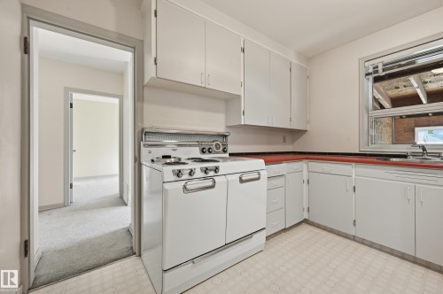 10935 127 Street Nw, Edmonton, AB - Indoor Photo Showing Kitchen