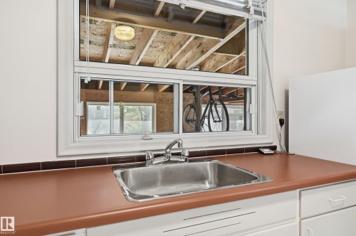 10935 127 Street Nw, Edmonton, AB - Indoor Photo Showing Kitchen