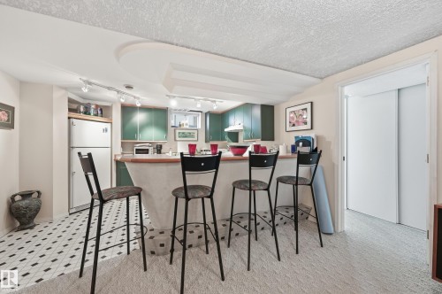 Sizeable bartop great for breakfast area or gathering - 10935 127 Street Nw, Edmonton, AB - Indoor