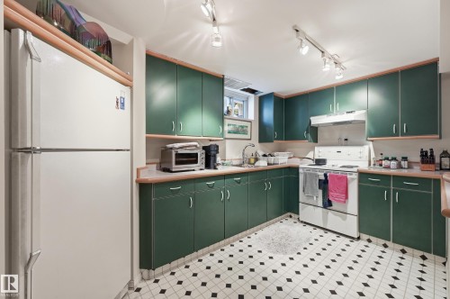 10935 127 Street Nw, Edmonton, AB - Indoor Photo Showing Kitchen