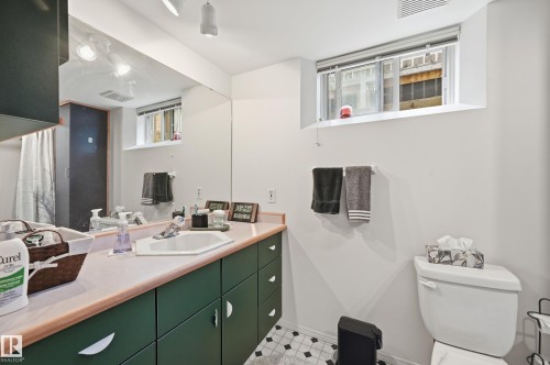 4 Piece bathroom - 10935 127 Street Nw, Edmonton, AB - Indoor Photo Showing Bathroom