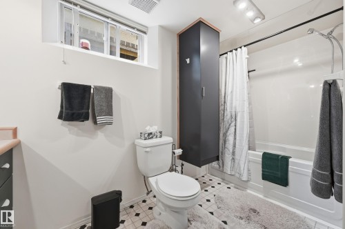 10935 127 Street Nw, Edmonton, AB - Indoor Photo Showing Bathroom