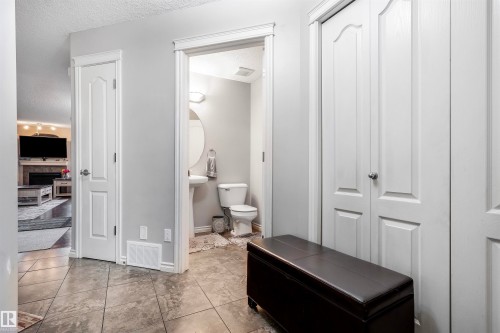 2627 29 Street Nw, Edmonton, AB - Indoor