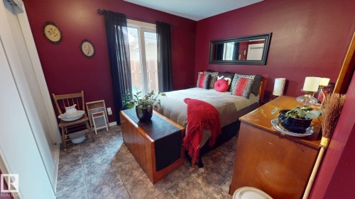 76 Gariepy Crescent Nw, Edmonton, AB - Indoor Photo Showing Bedroom