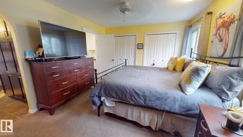 76 Gariepy Crescent Nw, Edmonton, AB - Indoor Photo Showing Bedroom