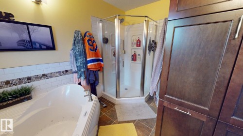 76 Gariepy Crescent Nw, Edmonton, AB - Indoor Photo Showing Bathroom