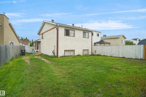 18322 71A Avenue Nw, Edmonton, AB - Outdoor