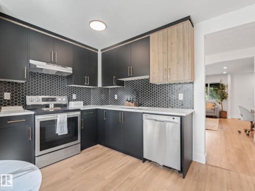 #10 13833 30 St Nw, Edmonton, AB - Indoor Photo Showing Kitchen With Stainless Steel Kitchen With Upgraded Kitchen