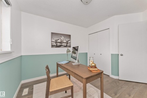 Vinyl plank flooring, white trim and generous closet. - 4121 Tompkins Way Nw, Edmonton, AB - Indoor