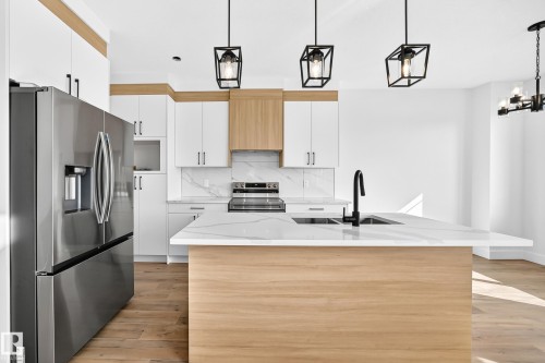 77 Elliott Wynd, Fort Saskatchewan, AB - Indoor Photo Showing Kitchen With Upgraded Kitchen