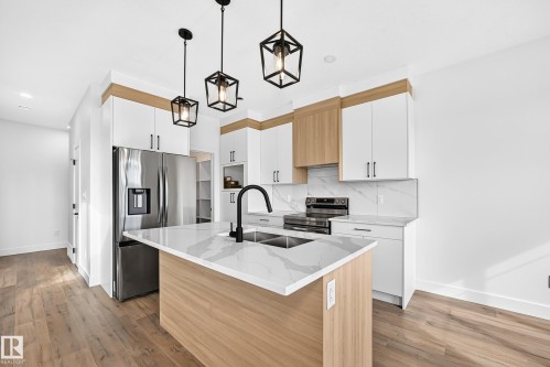 77 Elliott Wynd, Fort Saskatchewan, AB - Indoor Photo Showing Kitchen With Double Sink With Upgraded Kitchen