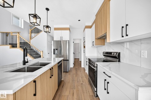 77 Elliott Wynd, Fort Saskatchewan, AB - Indoor Photo Showing Kitchen With Double Sink With Upgraded Kitchen