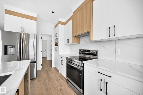77 Elliott Wynd, Fort Saskatchewan, AB - Indoor Photo Showing Kitchen With Upgraded Kitchen