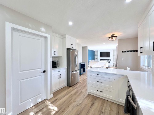 4235 147 Street Nw, Edmonton, AB - Indoor Photo Showing Kitchen