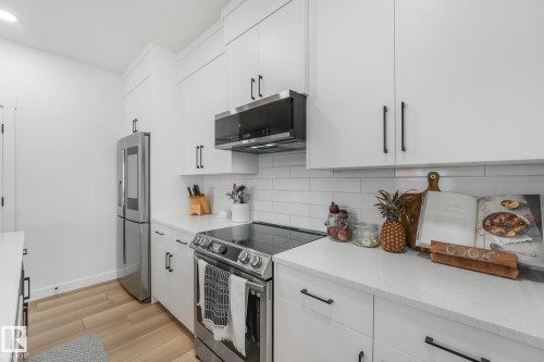 318 Jensen Lakes Boulevard, St. Albert, AB - Indoor Photo Showing Kitchen With Upgraded Kitchen