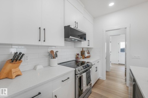318 Jensen Lakes Boulevard, St. Albert, AB - Indoor Photo Showing Kitchen With Upgraded Kitchen